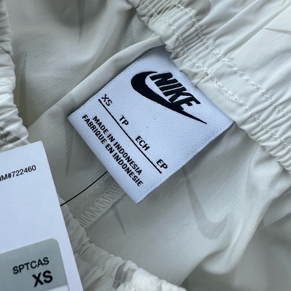 Nike Women’s Loose Fit 4” High-Waisted Woven Shorts Size: XS Color:Sail/Sail NWT - Picture 10 of 11